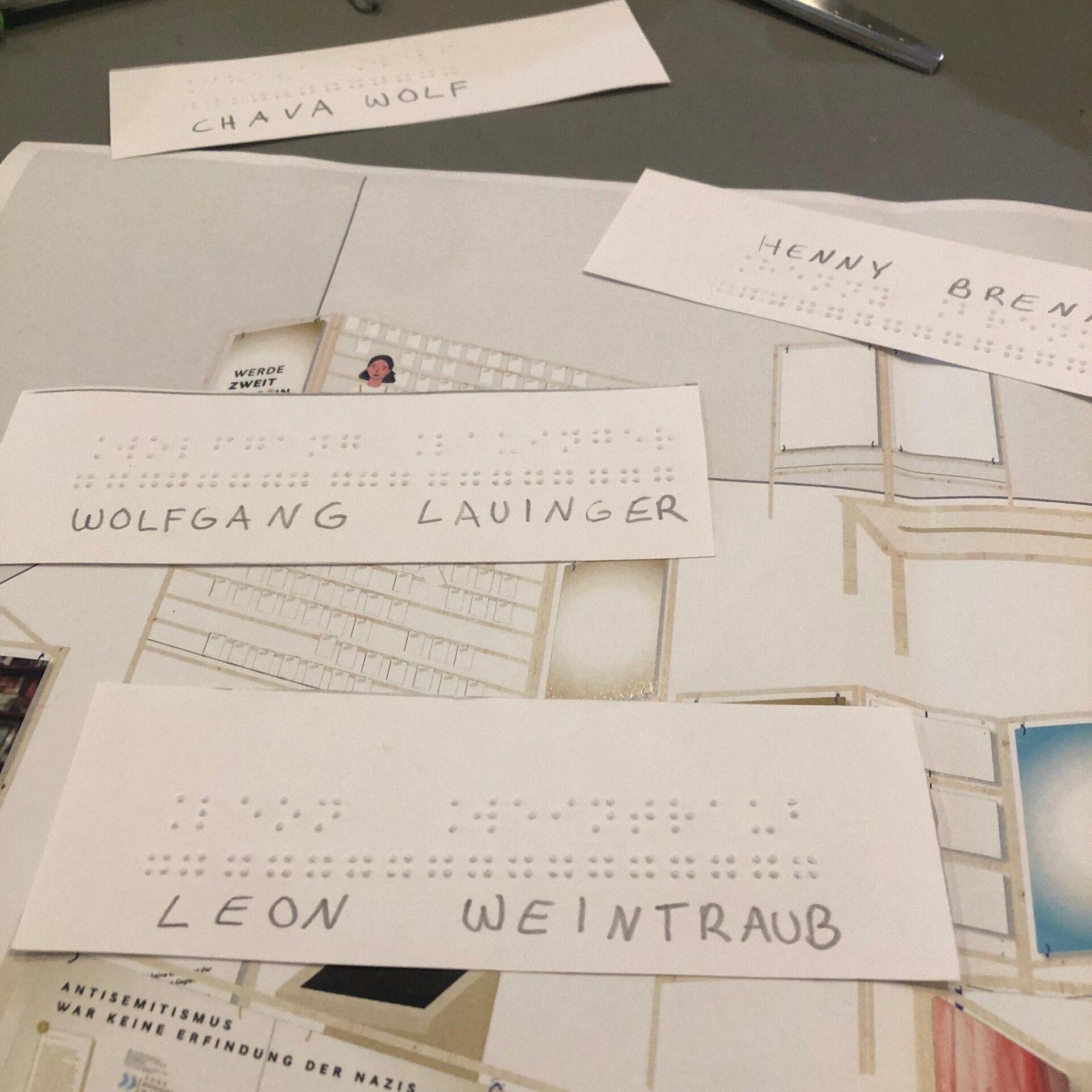 Auf weißen Karten stehen die Worte Wolfgang Lauinger und Leon Weintraub.