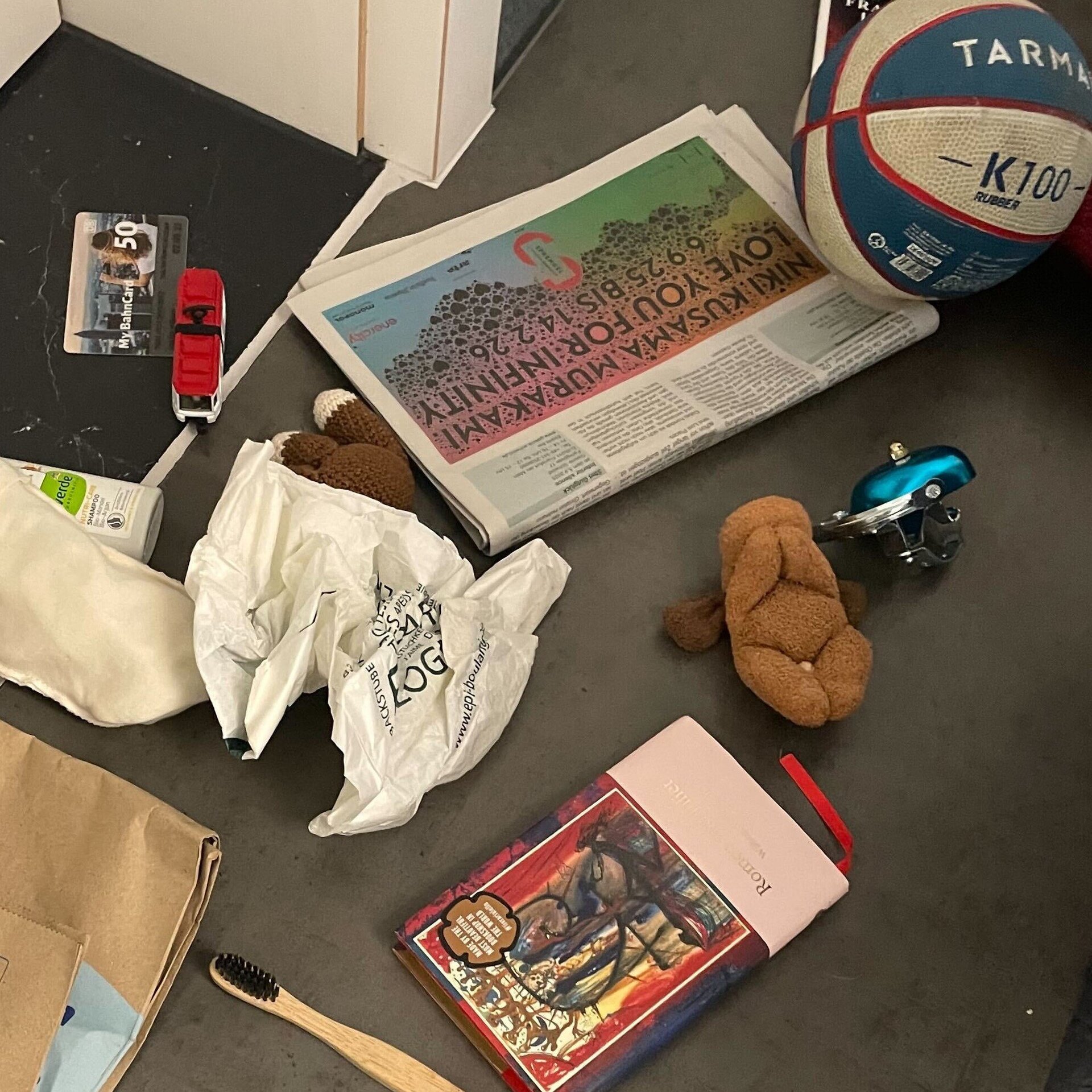 Verschiedene Gegenstände wie eine Zeitung, ein Ball, eine Zahnbürste