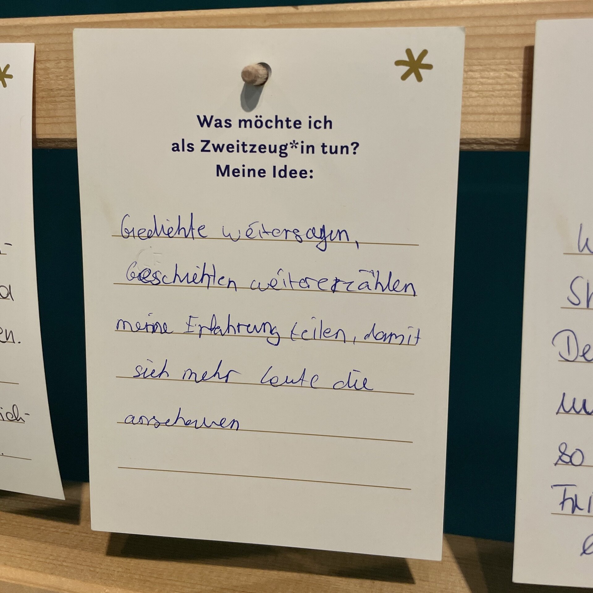 Eine weiße Karte mit Text: Was möchte ich als Zweitzeug*in tun? Meine Idee: Geschichte weitersagen, Geschichte weitererzählen, meine Erfahrung teilen, damit sich mehr Leute die ansehen